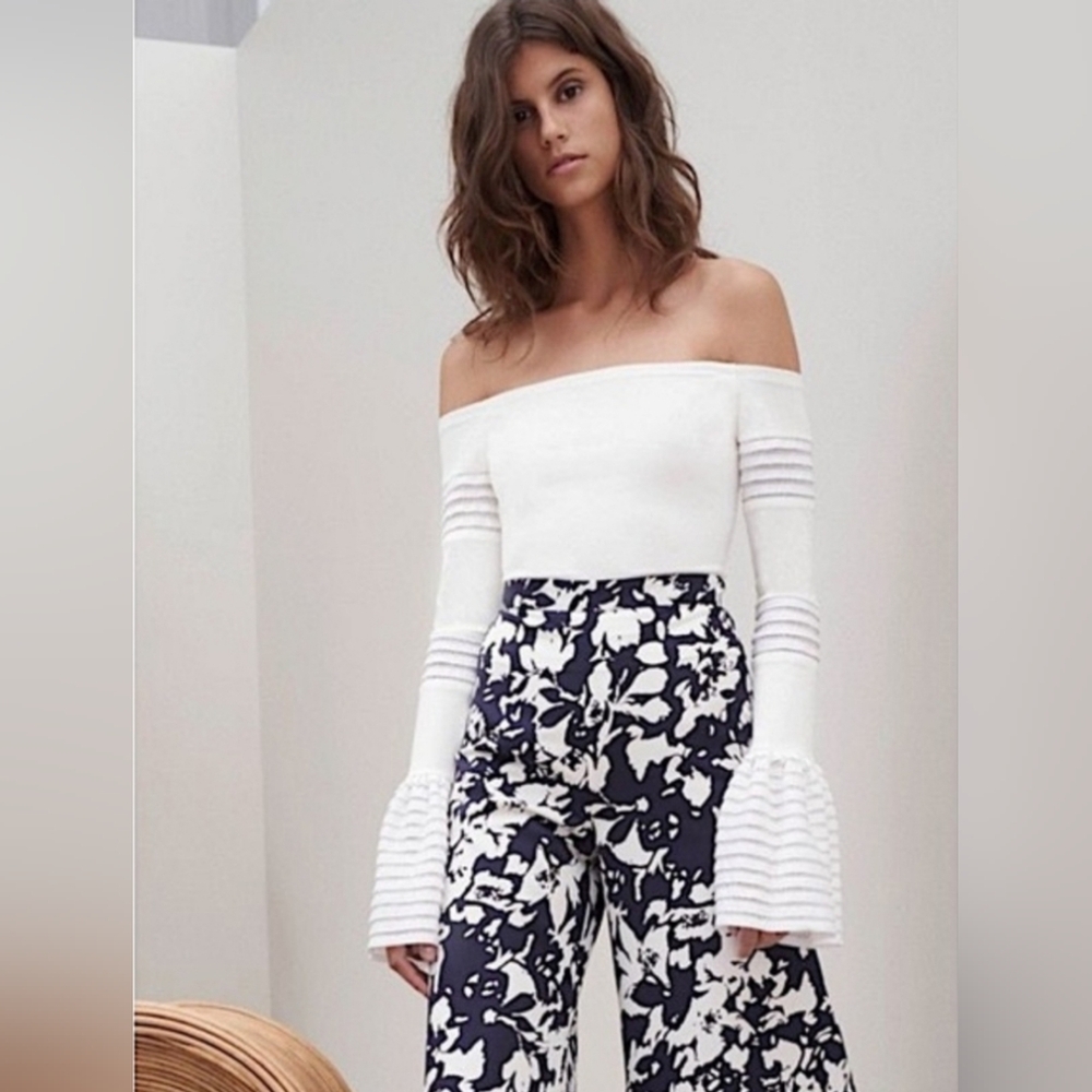 Alexis gryffin off-the-shoulder bell-sleeve knit top, white Size Large $286
